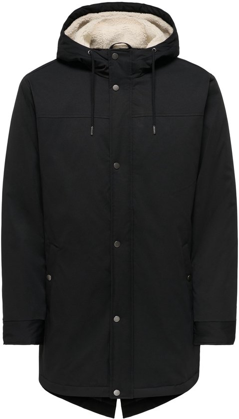 Zwarte parka met capuchon, crèmekleurige voering en drukknoopsluiting op een witte achtergrond.