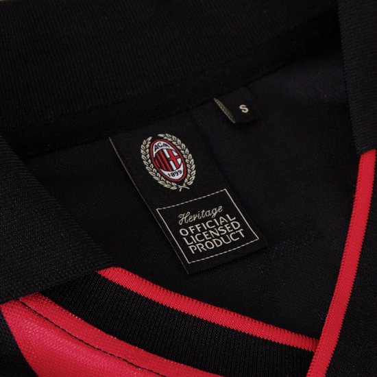 Binnenlabel van het AC Milan-shirt met de tekst 'Heritage OFFICIAL LICENSED PRODUCT' en maat S.
