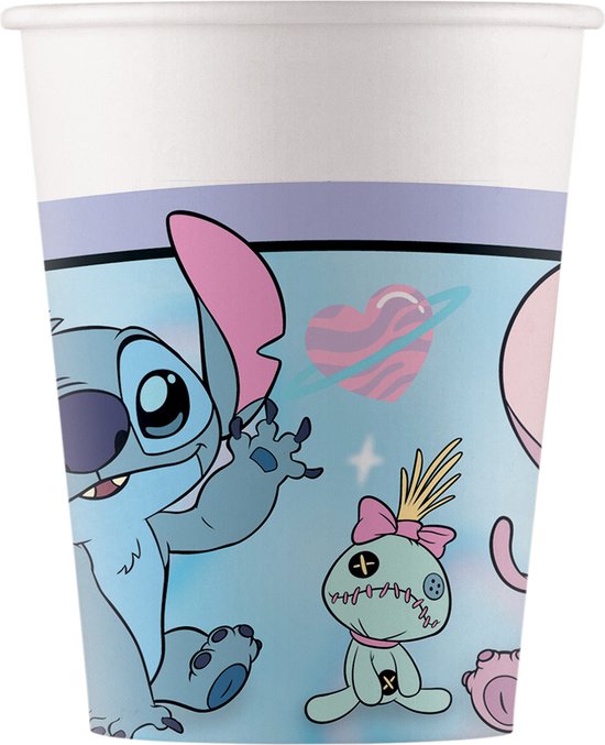 Lichtblauwe kartonnen beker met Stitch en Scrump-pop illustratie en een roze hartje in de ruimte.