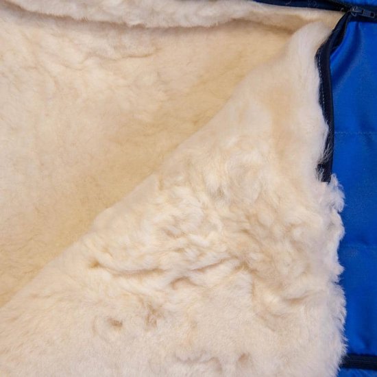 Skéépe – Voetenzak kinderwagen van Texelse schapenvacht – blauw – lamswol – buggy – medicinaal gelooid — afbeelding 4