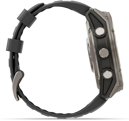 Zijaanzicht van titanium horlogekast met zwarte siliconen band en drie fysieke zijknoppen.