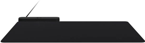 Rechthoekige zwarte muismat met een Logitech G-oplaadstation aan de bovenzijde en een kabel.