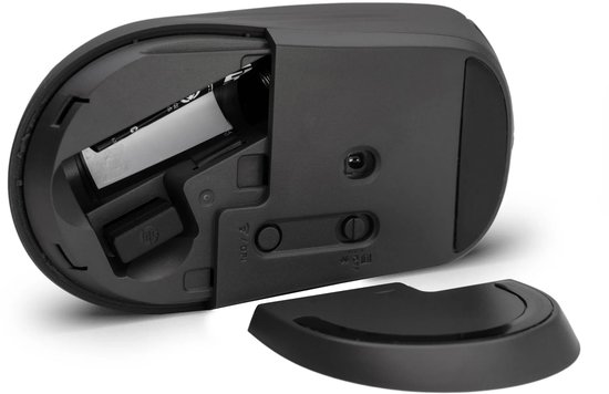 Onderkant van de zwarte HP draadloze muis met open batterijvak en losgekoppeld klepje.