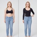 Vergelijking voor en na: vrouw draagt zwarte corrigerende body met lange mouwen, jeans zit zichtbaar losser.