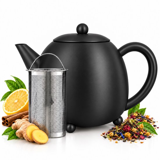 Matzwarte theepot met RVS filter, citroen, gember, kaneel en een hoopje losse thee eromheen.