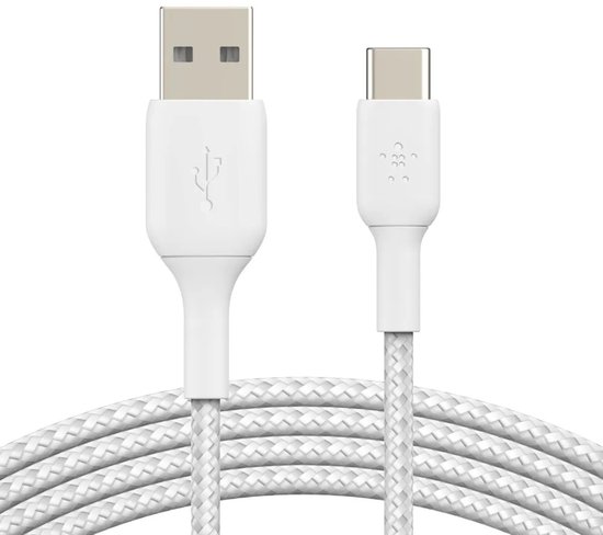Witte gevlochten USB-A naar USB-C kabel opgerold voor weergave.