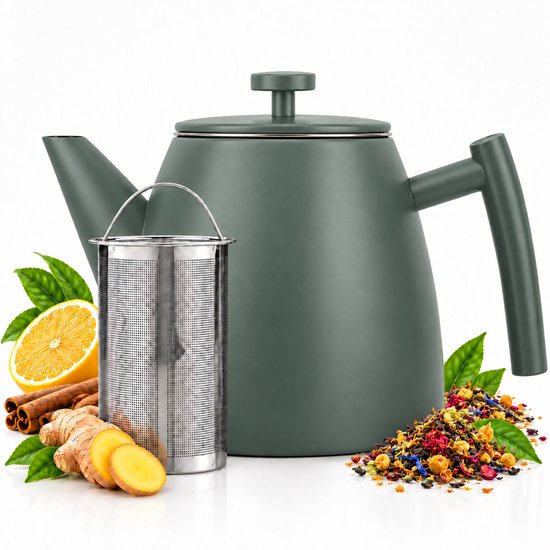 Saliegroene theepot naast een RVS theefilter, verse gember, citroen en losse theeblaadjes.