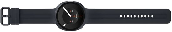 Bovenaanzicht van een zwarte smartwatch die plat ligt, met de siliconen band volledig uitgestrekt.