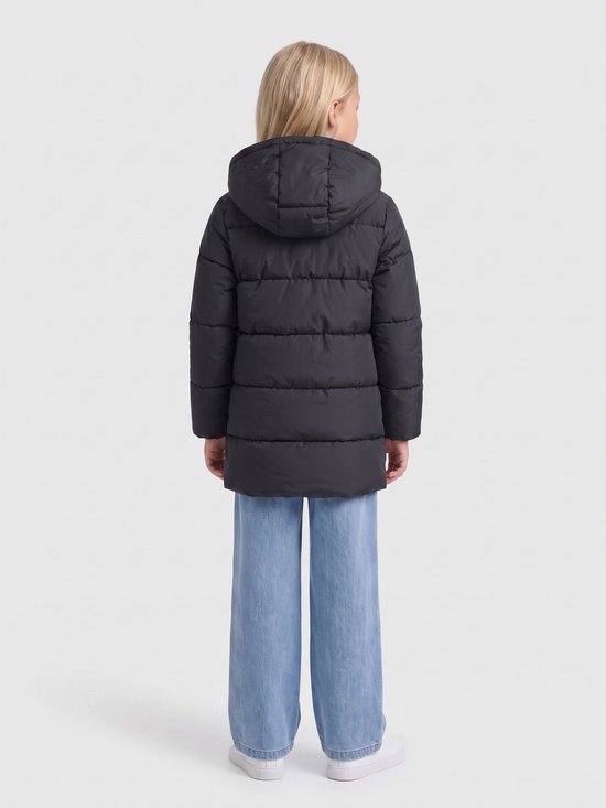 Aanzicht van de rug van een zwart gewatteerd jack met capuchon, gedragen op een lichtblauwe wijde jeans.