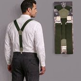 Man draagt olijfgroene bretels met zilveren clips over een wit overhemd en grijze pantalon.
