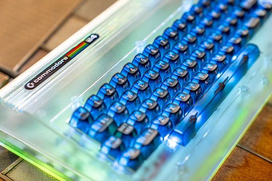 Gedetailleerde opname van blauwe toetsen op een transparante Commodore 64.