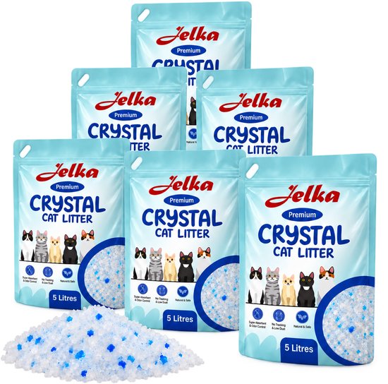 Zes pakken Jelka Premium Crystal Cat Litter, met een hoopje blauwe en witte korrels vooraan.