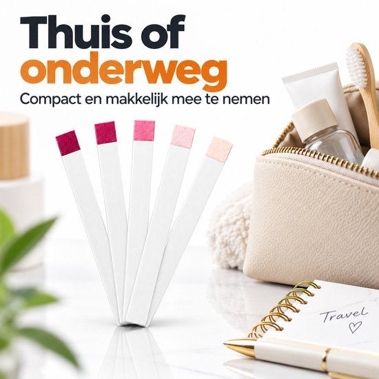 Vier teststrips van donkerroze tot lichtroze, naast een toilettas en een notitieboekje met 'Travel' erop.