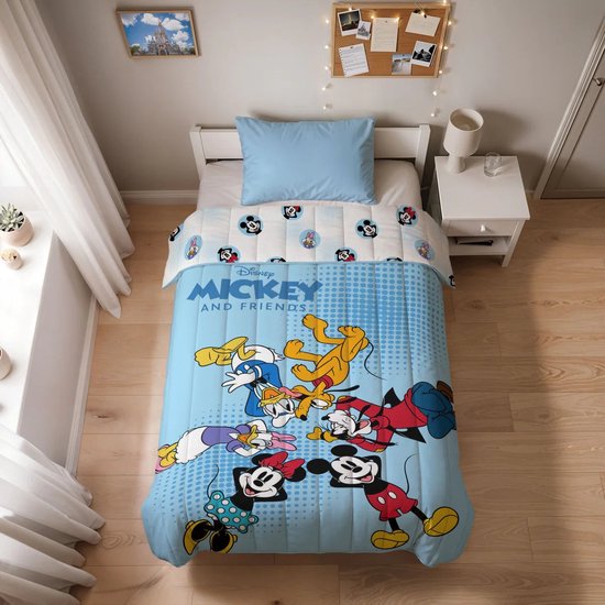 Een kinderbed met een opgemaakt dekbed met Mickey and Friends op een blauwe ondergrond, met Mickey, Minnie, Donald, Daisy en Pluto.