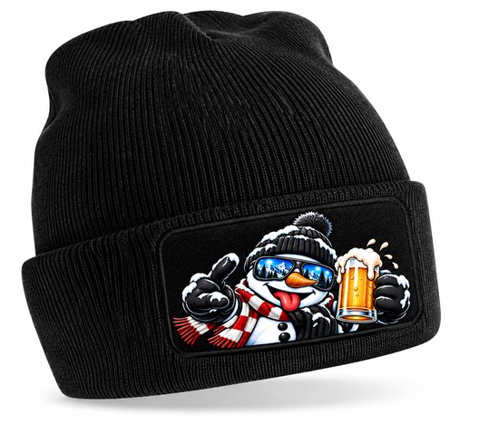Zwarte gebreide beanie met een opgestreken afbeelding van een sneeuwpop met een bierpul, zonnebril en gestreepte sjaal.