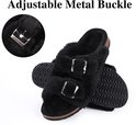 Zwarte pluche slipper met verstelbare metalen gespen.