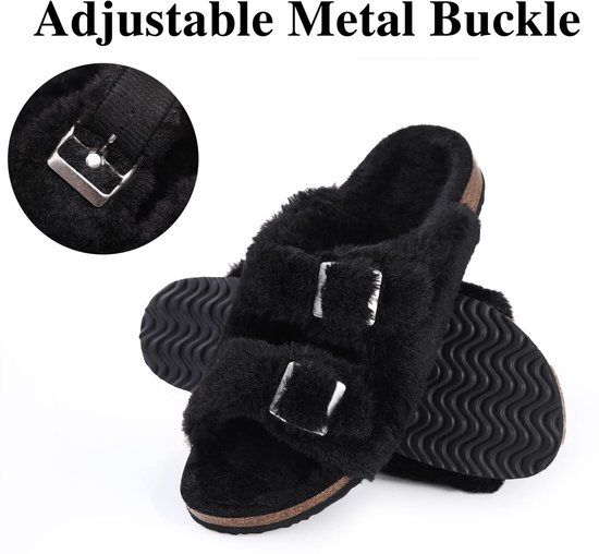 Zwarte pluche slipper met verstelbare metalen gespen.