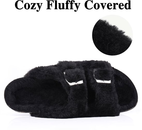 Zwarte slipper met een zachte, pluizige bedekking.