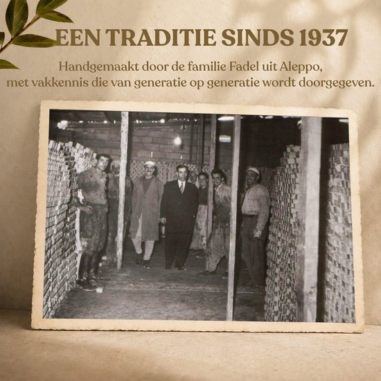 Zwart-wit foto van een groep mannen in een werkplaats, mogelijk een zeepfabriek.