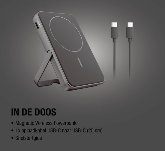 Een donkergrijze magnetische powerbank met ingeklapt standaardje, met twee USB-C kabels ernaast. Tekst: IN DE DOOS.