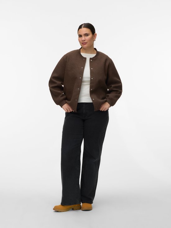 Model draagt een bruin Vero Moda bomberjack met drukknoopsluiting, een wit T-shirt en zwarte jeans.
