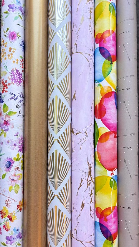 Zes rollen cadeaupapier: bloemenprint, goud, gouden schelpen, roze marmer, ballonnen en pijlen.
