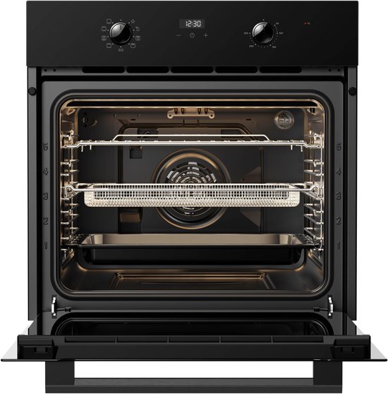 Open zwarte Inventum inbouwoven met verlicht interieur, bakplaten, grillrooster en airfrymand.