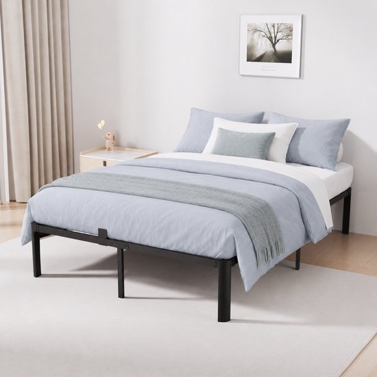 Zwart metalen bedframe met minimalistisch ontwerp, 140x200 cm, met lichtblauwe bedden en grijze sprei.