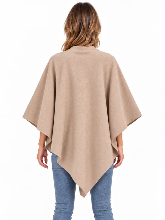 Model van achteren gezien, draagt een beige poncho van viscose en wol met een hoge kraag.