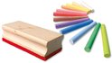 Brosse en bois avec bord rouge, à côté d'un éventail de craies aux couleurs vives.