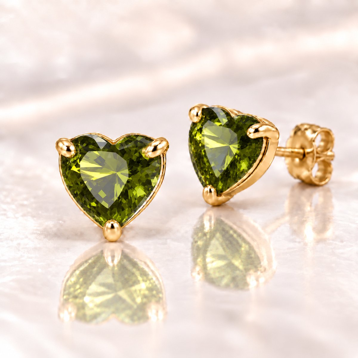 Maevi® Geboortesteen Oorbellen - Hartje / Heart - Maand: Augustus - Kleur: Goud - Formaat: 9mm - RVS / Stainless Steel / Roestvrijstaal - Geboorte Sieraden / Kraamcadeau / Verjaardag - Oorbellen / Oorknopjes - Hoge Kwaliteit - Incl. Luxe Verpakking