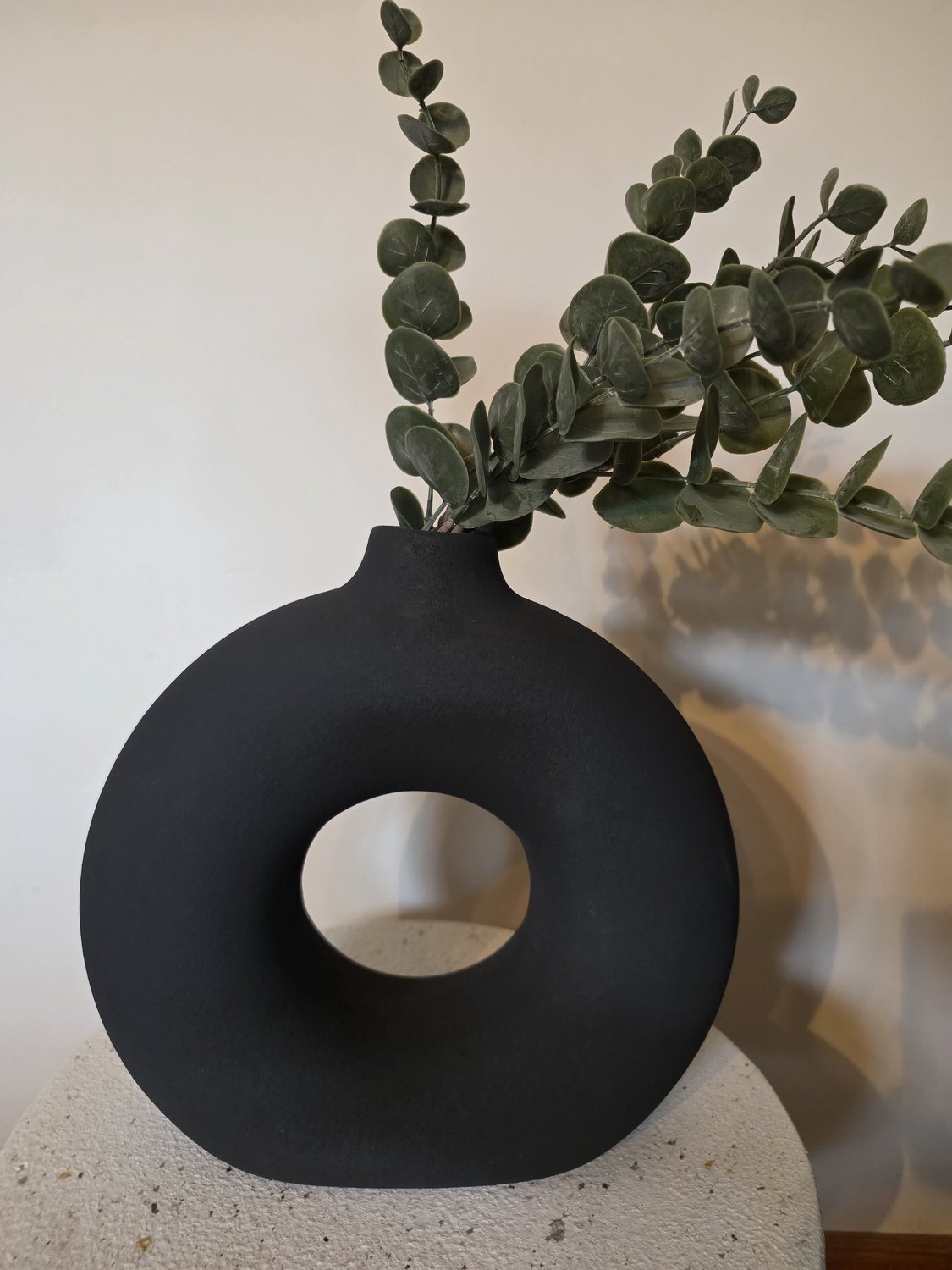 DK Donut vaas zwart/ keramiek/mat zwart/ 11x31x31cm/ minimalistisch/japandi/scandinavish/modern