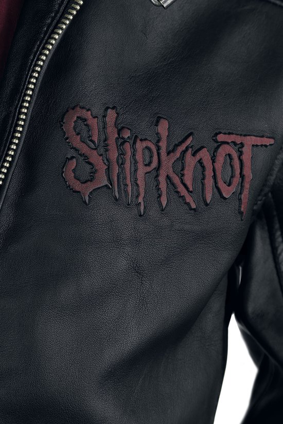 Detail van het dieprode Slipknot-logo op de voorzijde van een zwarte leren jas.