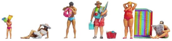 Een groep strandfiguren, waaronder een vrouw in rood badpak, een man met hoed en een kind.
