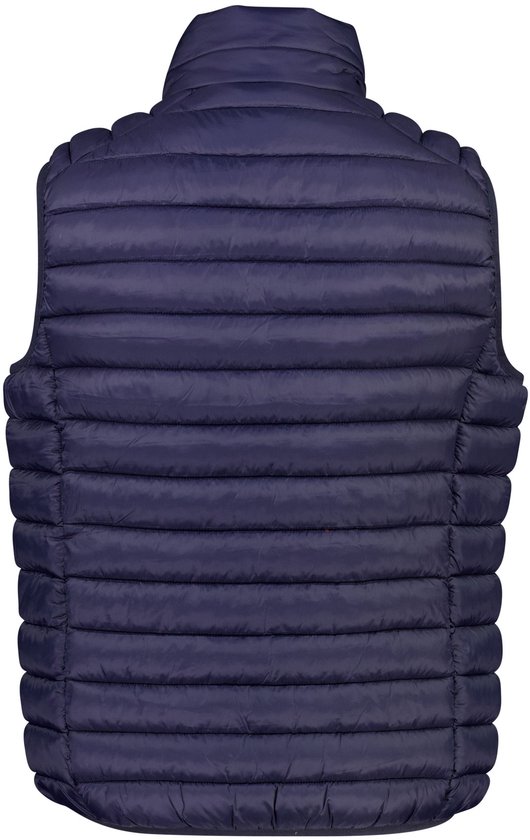 Achterkant van een donkerblauwe, gewatteerde bodywarmer met horizontale banen.