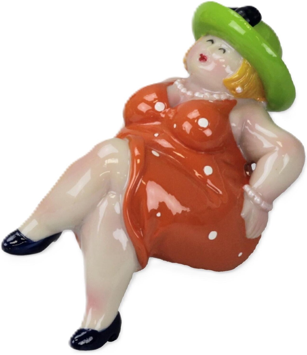 Inware Woonkamer decoratie beeldje - zittend - dikke of mollige dame - jurk oranje - 15 cm - vrouwen op het strand