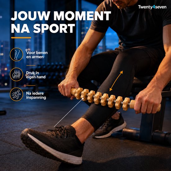 Een man gebruikt een houten massageroller op zijn been in de sportschool. Tekst: 'Jouw moment na sport'.
