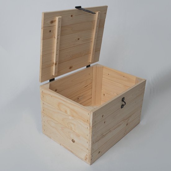 Open houten kist van naturel grenenhout met een zwart metalen slot en scharnier.