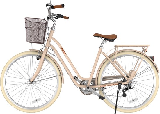 Koffiebruine RCB-fiets met 6 versnellingen, mand en bruin lederen zadel, zijaanzicht op witte achtergrond.