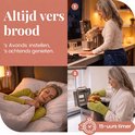 Een collage van drie afbeeldingen: een vrouw die ingrediënten toevoegt aan een broodbakmachine, een vrouw die slaapt, en een vrouw die versgebakken brood uit de machine haalt.