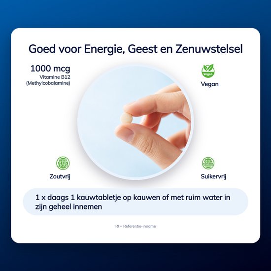 Vinger die een lichtgekleurd Vitamine B12 1000 mcg kauwtablet vasthoudt. Met icoontjes voor vegan, zoutvrij en suikervrij.