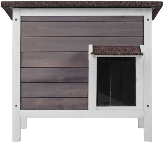 Frontaal aanzicht van een grijs cederhouten kattenhuis met wit frame, bruin asfalt dak en PVC-deur.