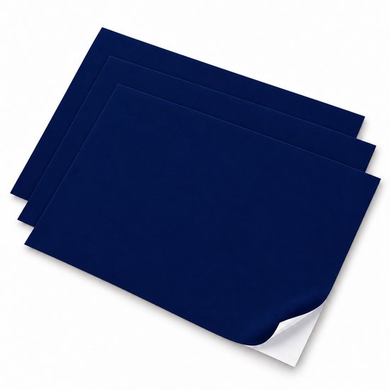 Drie navy blauwe stoffellen op een witte achtergrond.