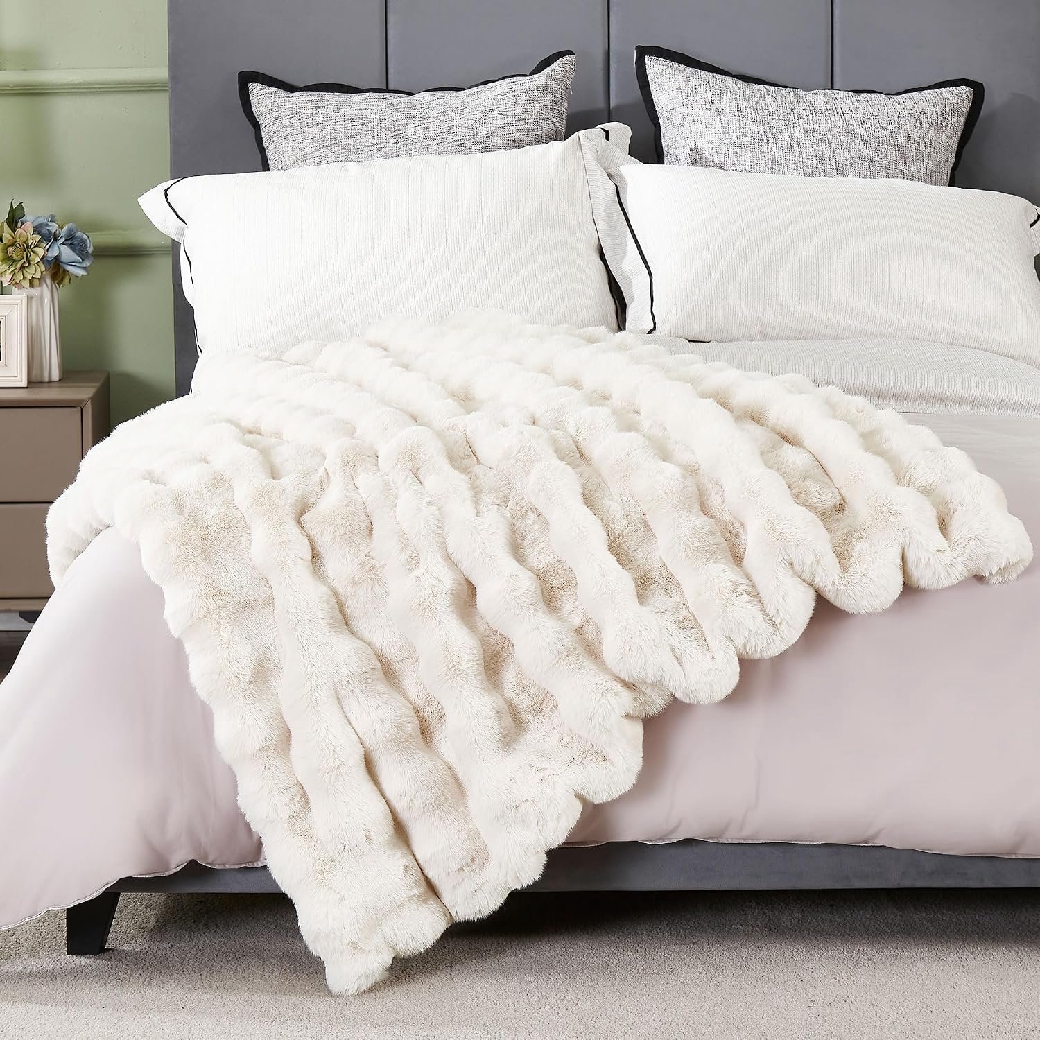 Plaid voor bank - Zachte fleece deken - Woondeken met bubbelpatroon - Imitatiekonijnenbont van polyester - Omkeerbaar met pluche structuur - Lichtgewicht ademende uitvoering - Machinewasbaar met afgewerkte naden - Crème-wit - 130 x 150 cm