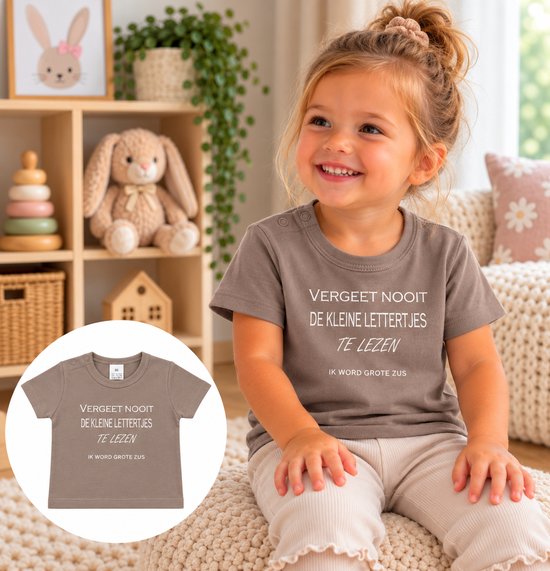 T-shirt sable avec texte blanc 'Vergeet nooit de kleine lettertjes te lezen' et 'Ik word grote zus'.