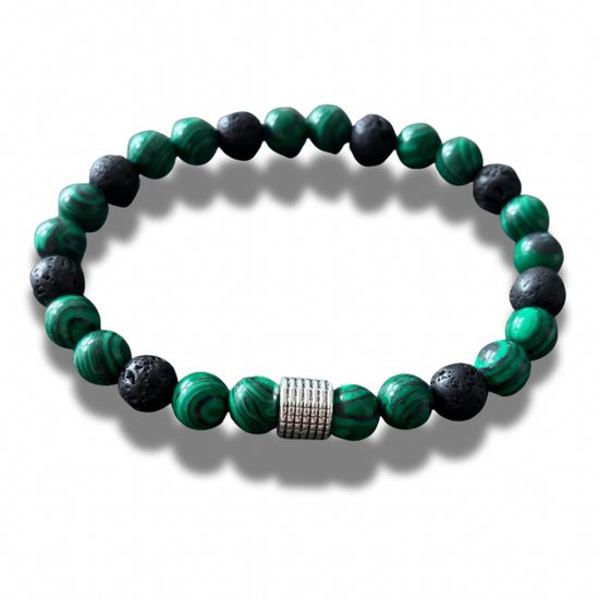Armband met groene gestreepte malachietkralen, zwarte lavastenen en een zilverkleurige metalen kraal in het midden.
