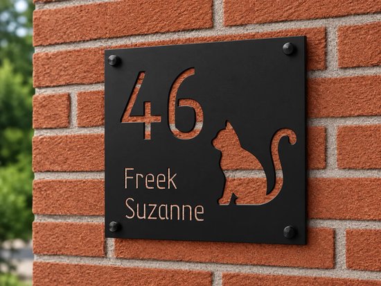 Zwart naambordje met huisnummer 46, kat-icoon en de namen Freek en Suzanne uitgesneden op een bakstenen muur.