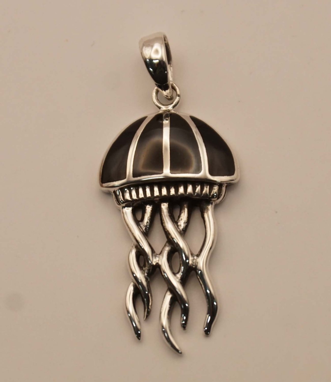 Sterling zilveren kwallen hanger met zwarte steentjes - zilveren zeedier kwal hangertje voor aan ketting - 925 zilver hangertje van een kwal - leuke hanger van een zeedier - zeeleven hangertje van sterling zilver