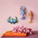 Decoratie van een krab en kreeft aan een muur met bloemen.