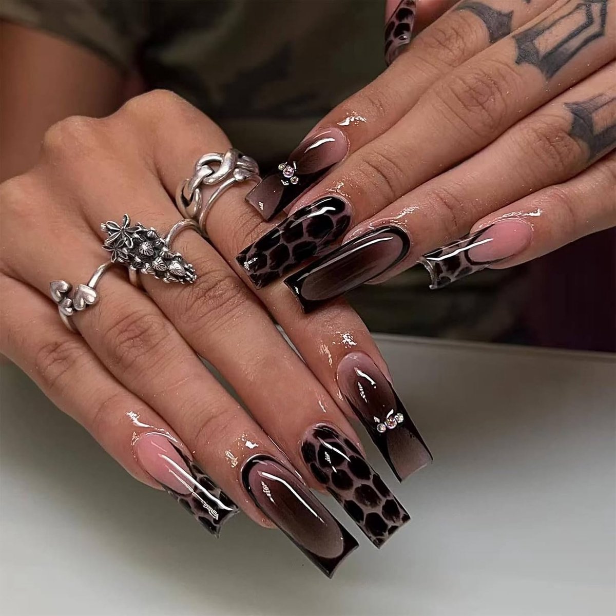 24 Stuks Zwarte Press On Nails, Lange Franse Nepnagels met Krokodillenpatroon en Stenen, Nagels om op te Plakken in Amandelvorm, Glanzende French Nails